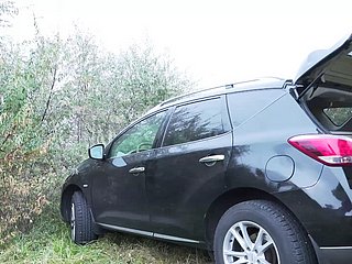 Ibu dewasa bercinta di semua lubang di luar ruangan
